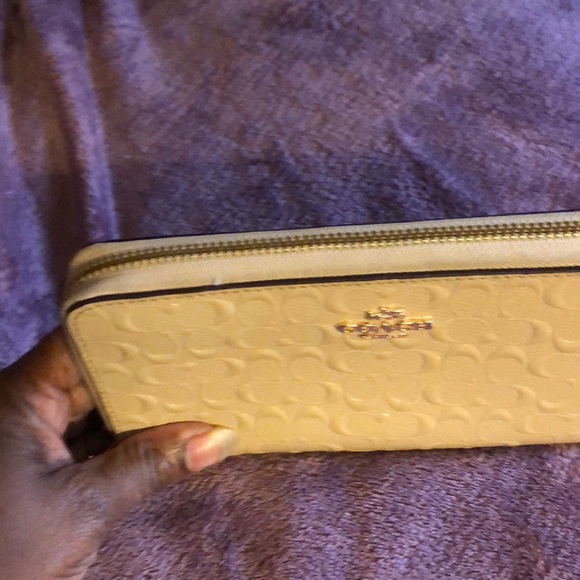 Coach embossed (signature) wallet - Picture 6 of 6